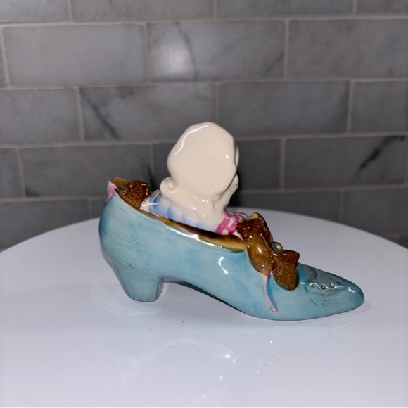 Beatrix Potter Old Woman in Shoe – Charming Mouse Figurine in Blue Shoe - Picture 3 of 6
